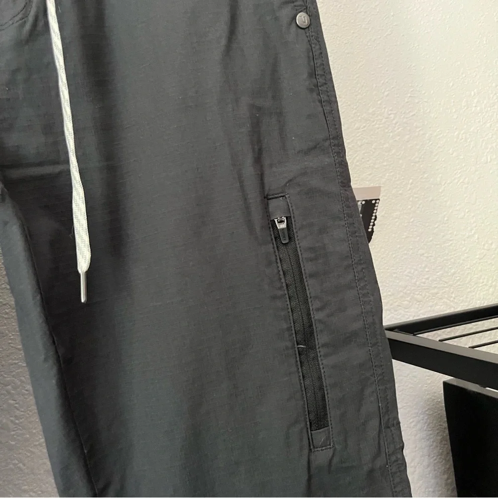 VUORI dark‎ grey athletic elastic drawstring waist slim leg cropped pants